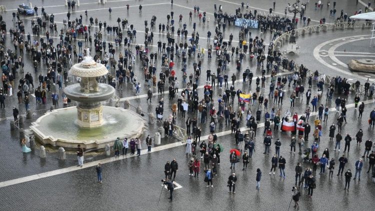 Peregrinos na praça de São Pedro | Foto: Vatican News