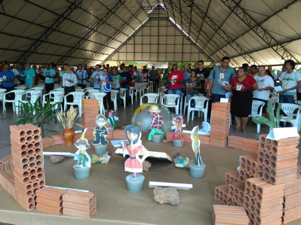 Participantes da XXIII Assembleia Diocesana em momento de oração - (Foto: Oscar Filho / Pascom Macapá)