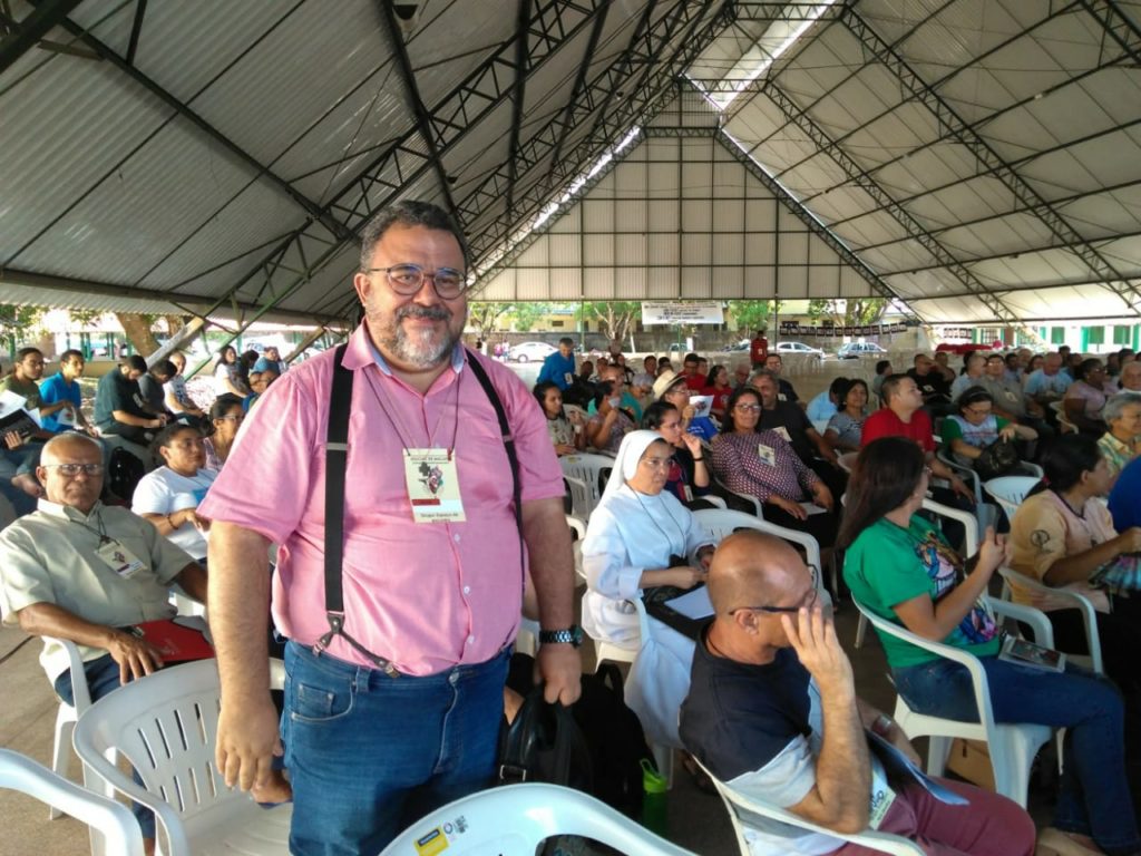 Padre Manoel de Oliveira, assessor da XXIII Assembleia Diocesana em momento de oração - (Foto: Oscar Filho / Pascom Macapá)