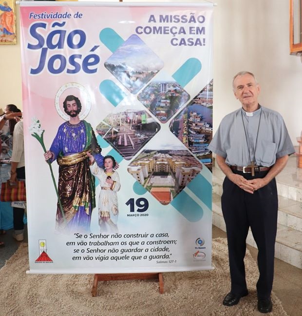 Dom Pedro José Conti ao lado do cartaz da Festividade de São José 2020 durante lançamento da festa - (Foto: Willian Valério - Pascom)