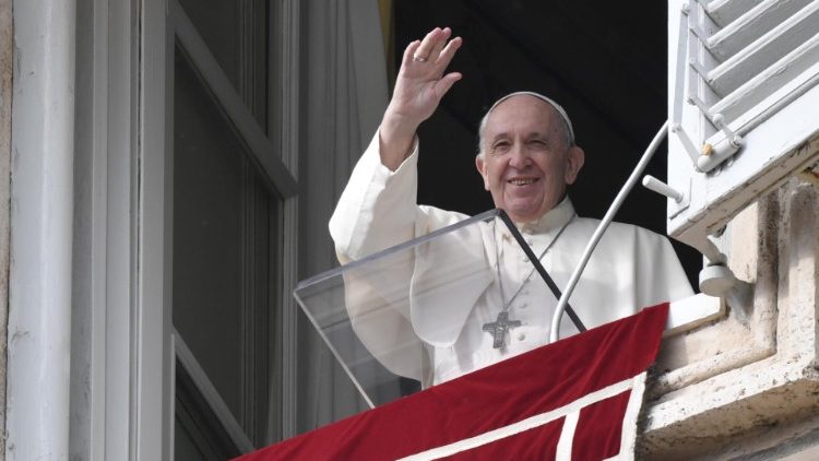 Para acena aos peregrinos presentes na praça de São Pedro | Foto: Vatican Media