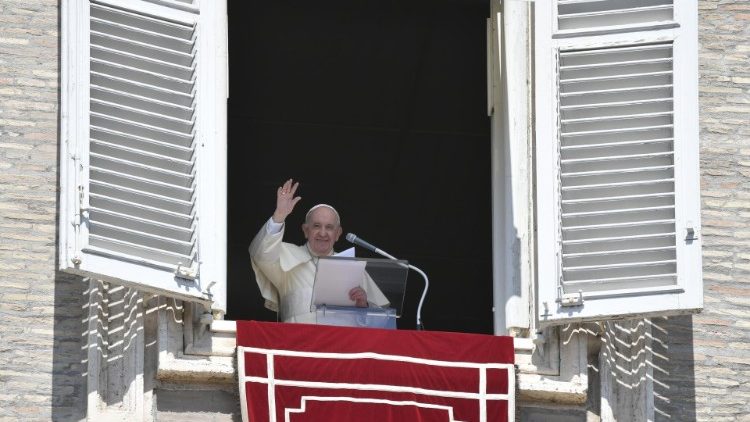 Papa Francisco saúda fiéis na Praça de São Pedro | Foto: Vatican Media