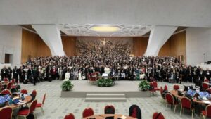 Participantes da 16ª Assembleia Geral do Sínodo reunidos na Sala Paulo VI (Créditos: Vatican Media)