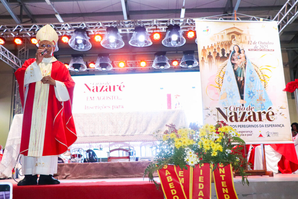 Dom Antônio apresenta o cartaz do Círio na Festa de Pentecostes | Foto: Willian Valério - Pascom