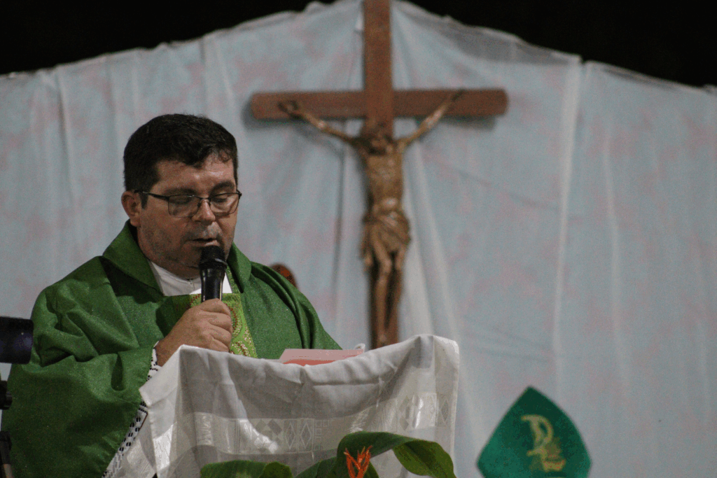 Padre Dalcir faz a profissão de fé | Foto: Simone Souza - Pascom