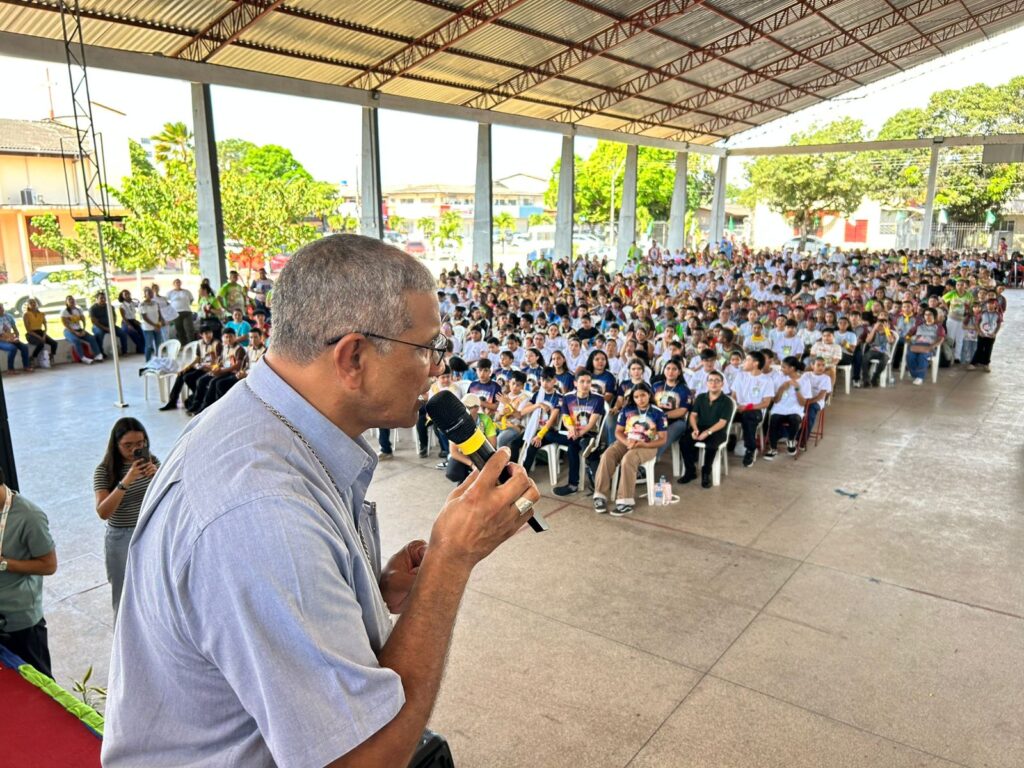 Dom Antônio fala aos coroinhas presentes e os incentiva ao discernimento vocacional | Foto: Jefferson Souza - Pascom